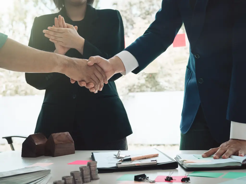profesionales dando un apretón de manos tras cerrar un acuerdo | CBR Home Staging | Servicios de Home Staging en España